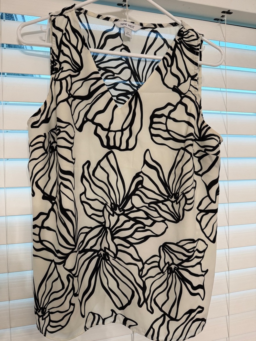Nine West White Sleeveless V-Neck Floral Outline Camisole